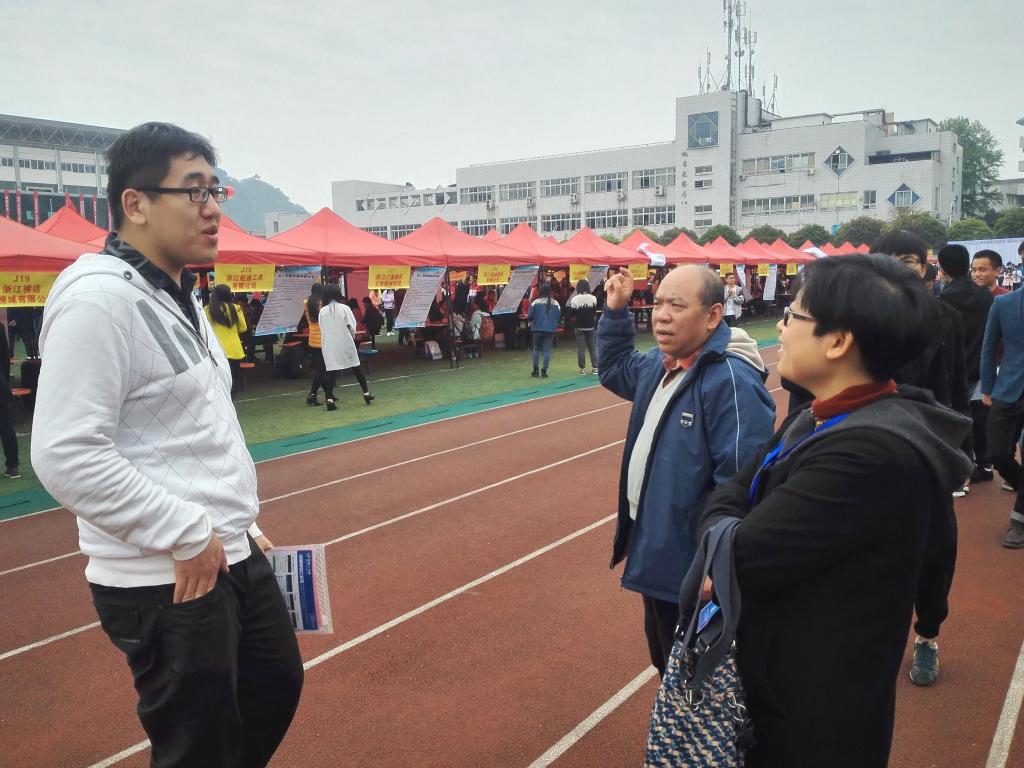 与毕业生交流